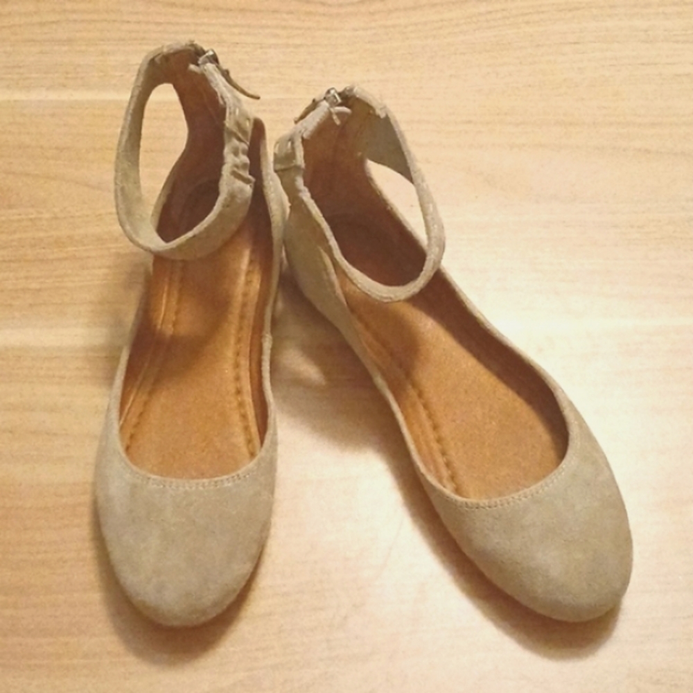 Frye "Carson" Ash Suede Ankle Strap Ballet Flats in Size 8 B